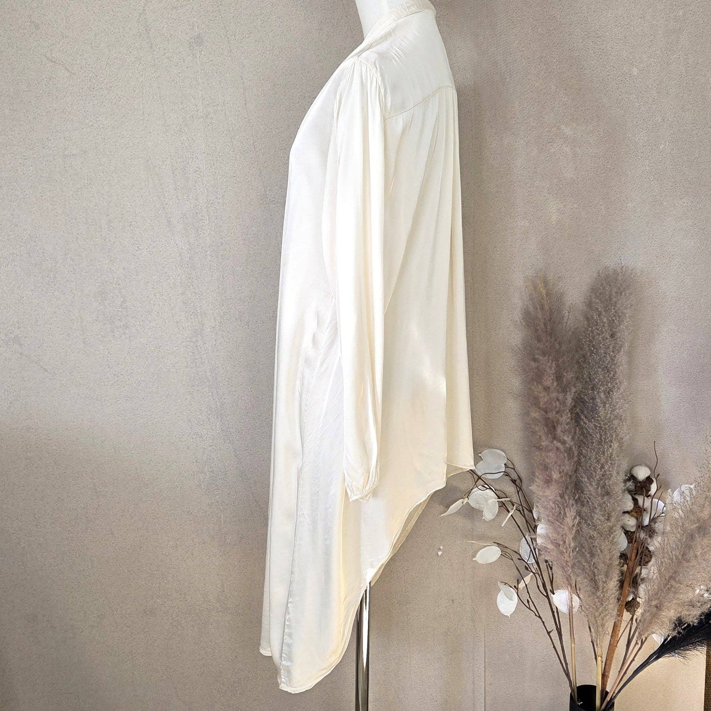 Silk blend hi lo kimono style overtop with drawstring front detail (M): Cream