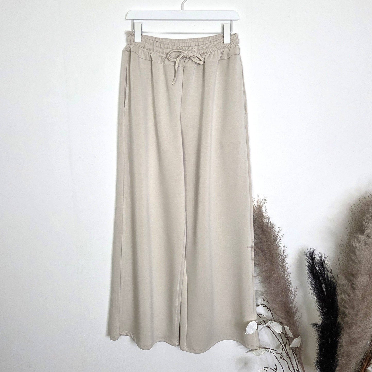 Soft scuba fabric straight leg trousers with drawstring and pockets (M-L)