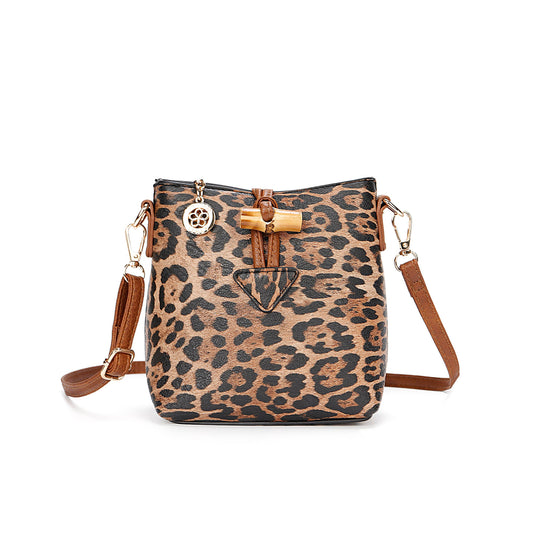 Small Bamboo Fastening Bucket Bag Mobile Bag: Leopard