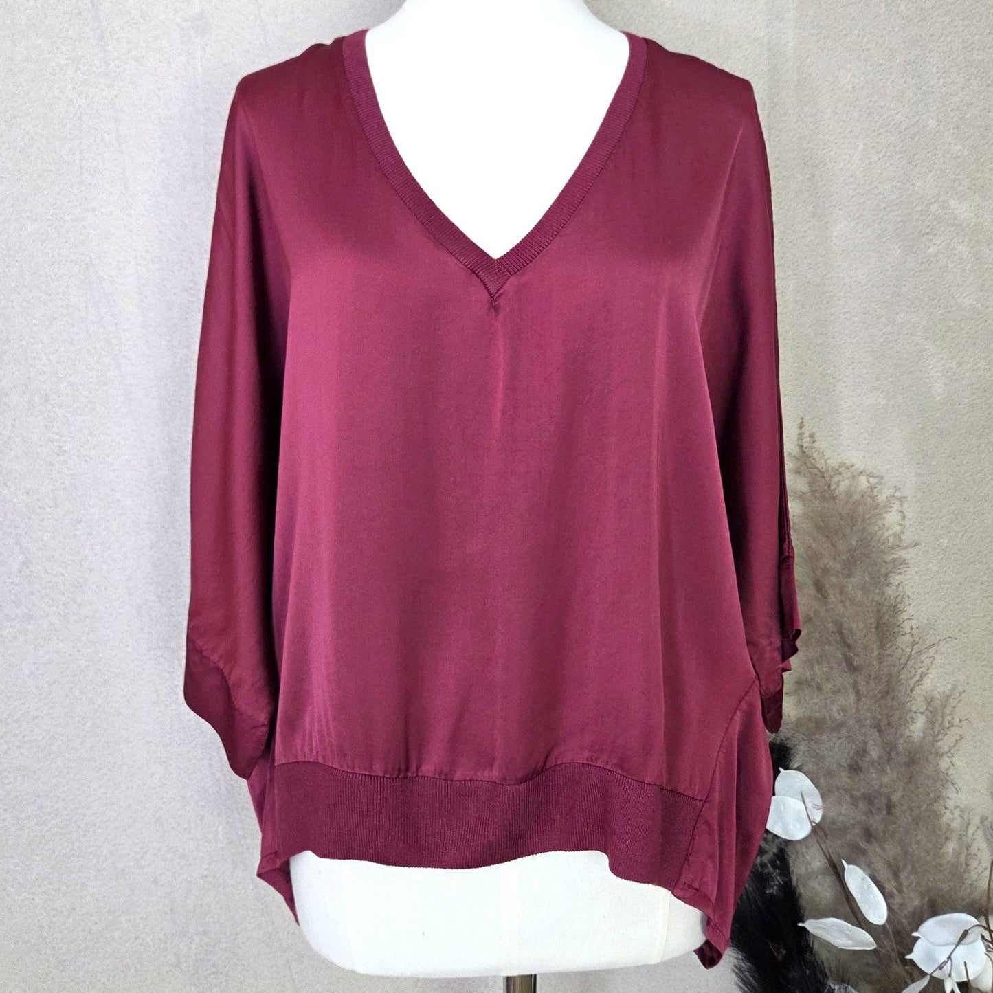 Hi-lo V-neck viscose satin feel top with ribbed hem (M): Wine