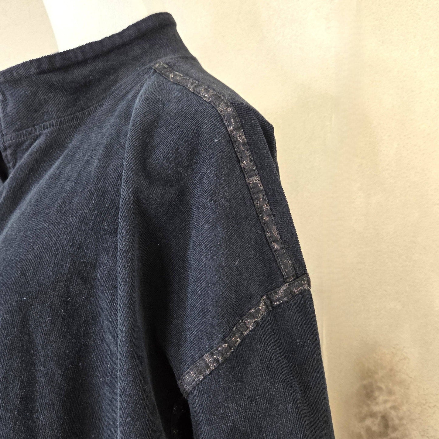 Fine corduroy jacket with golden buttons and subtle animal sport stripe detail with pockets (M-L)