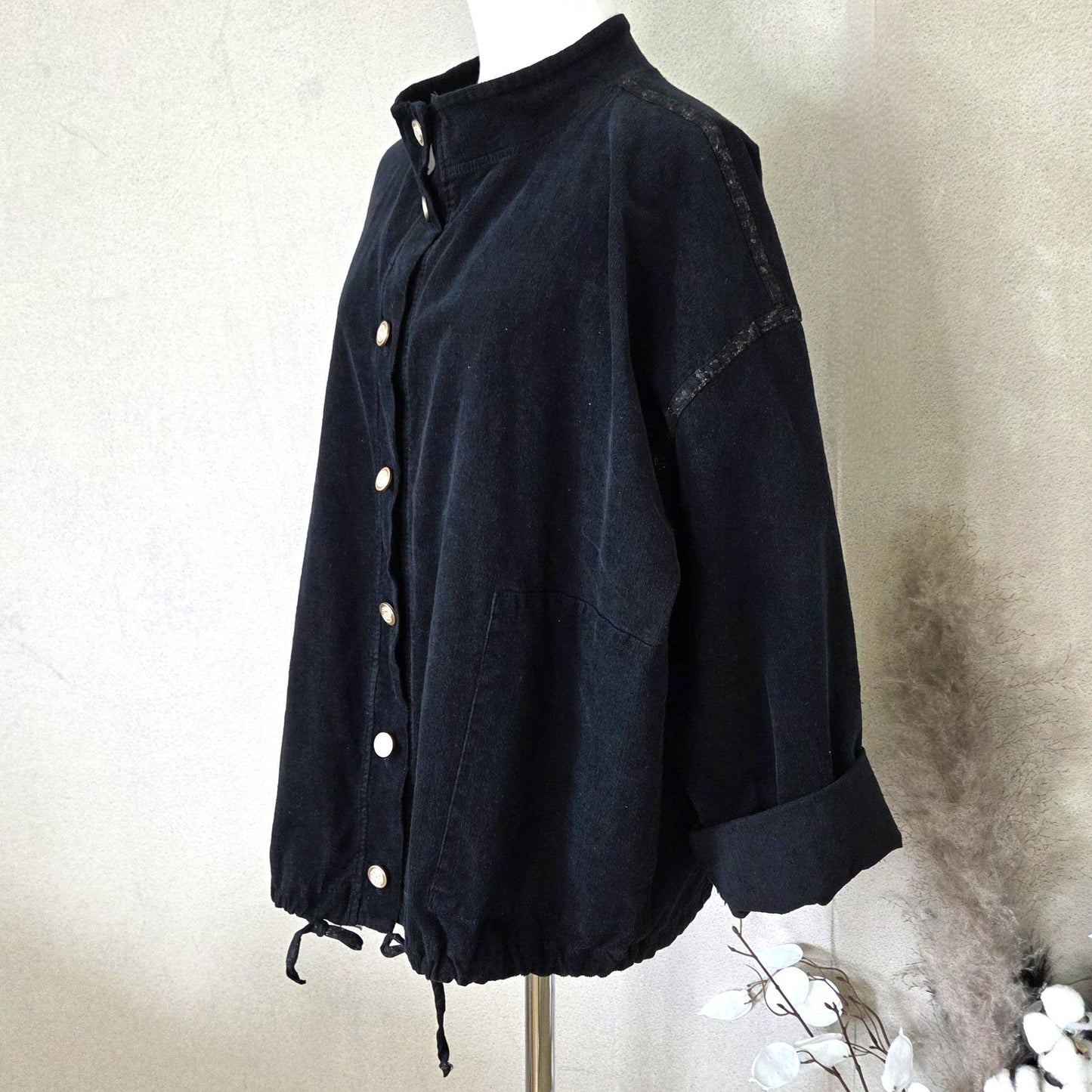 Fine corduroy jacket with golden buttons and subtle animal sport stripe detail with pockets (M-L)