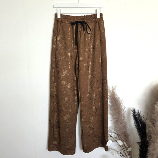 Straight leg scuba style fabric trousers with subtle gold print and pockets (M-L)